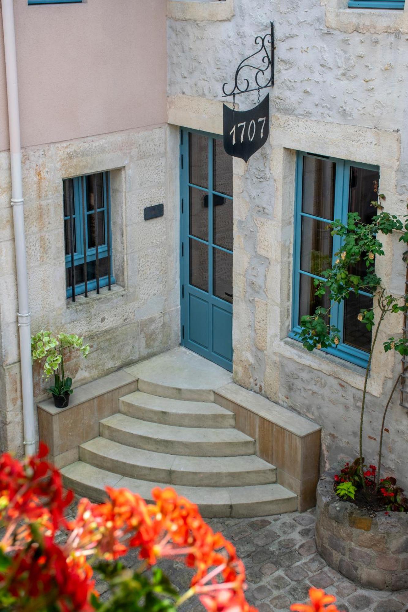 Hotel De La Poste Avallon Exterior foto